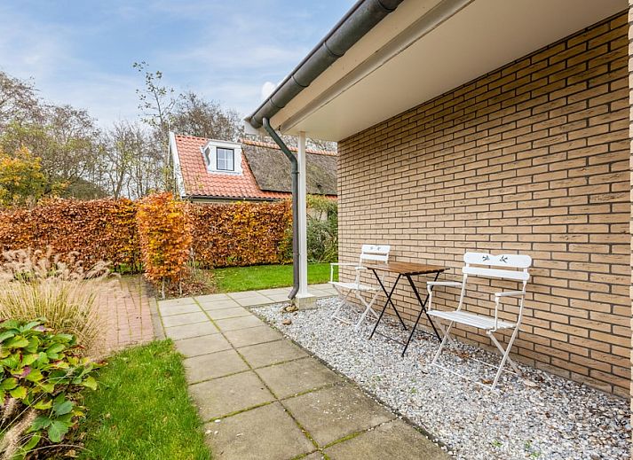 T6B Komfort-Bungalow in De Koog, Texel, Watteninseln mit gruenem Garten und einladender Terrasse, umgeben von ruhiger Natur.