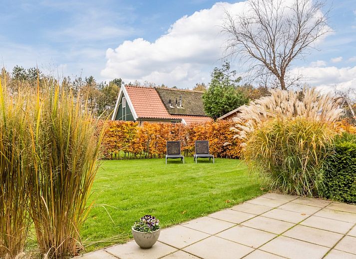 Schlafzimmer im Bungalow T6B Comfort in De Koog, Texel, mit Holzboden und heller Einrichtung, ideal fuer einen erholsamen Aufenthalt auf den Watteninseln.