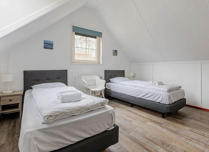 T6B Komfort-Bungalow in De Koog, Texel, mit Reetdach und schoener Terrasse, ideal fuer Entspannung auf den Watteninseln.