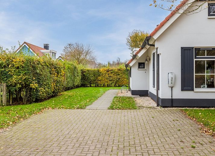 Bungalow T6A in De Koog, Texel met een zonnig terras en groene tuin, ideaal voor een ontspannen verblijf op de Waddeneilanden.