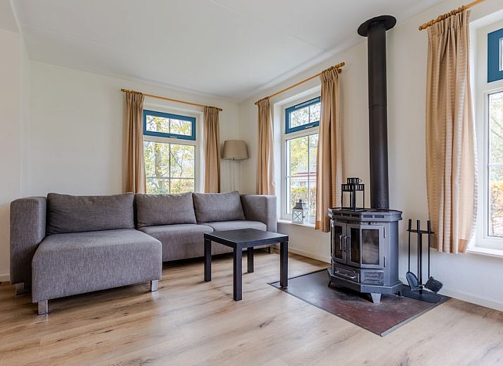 Bungalow T6A in De Koog, Texel biedt een charmante buitenkant omringd door groen en rustieke natuur op de Waddeneilanden.