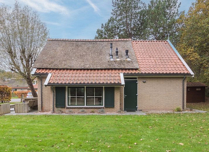Modernes Badezimmer im Bungalow T6B in De Koog, Texel, Waddeninseln, mit stilvollem Waschbecken und Spiegel fuer einen komfortablen Aufenthalt.