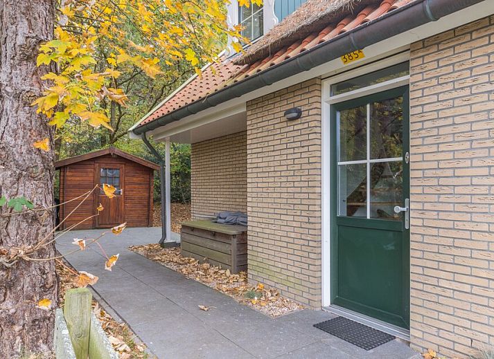 Modernes Badezimmer im Bungalow T6B in De Koog, Texel, Waddeninseln, mit stilvollem Waschbecken und Spiegel fuer einen komfortablen Aufenthalt.