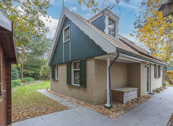 Modernes Badezimmer im Bungalow T6B in De Koog, Texel, Waddeninseln, mit stilvollem Waschbecken und Spiegel fuer einen komfortablen Aufenthalt.