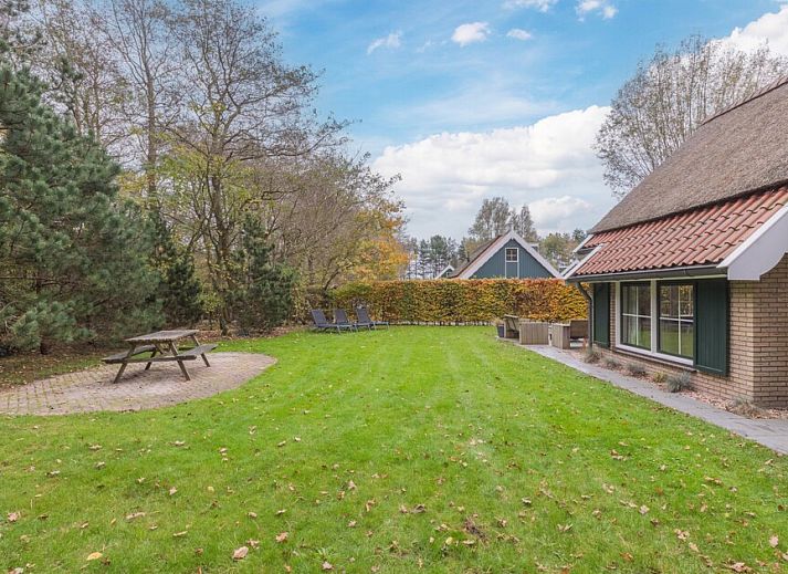 Modernes Badezimmer im Bungalow T6B in De Koog, Texel, Waddeninseln, mit stilvollem Waschbecken und Spiegel fuer einen komfortablen Aufenthalt.