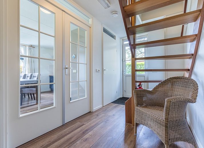 Bungalow T6B in De Koog, Texel, umgeben von gruener Natur und Herbstfarben, ideal fuer einen erholsamen Urlaub auf den Watteninseln.