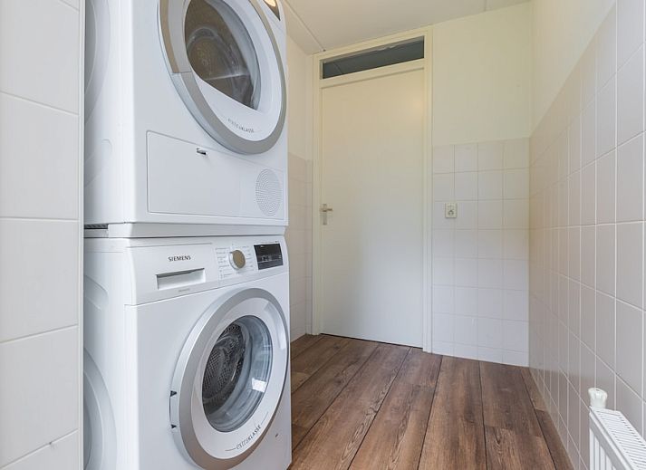 Bungalow T6B in De Koog, Texel, umgeben von gruener Natur und Herbstfarben, ideal fuer einen erholsamen Urlaub auf den Watteninseln.