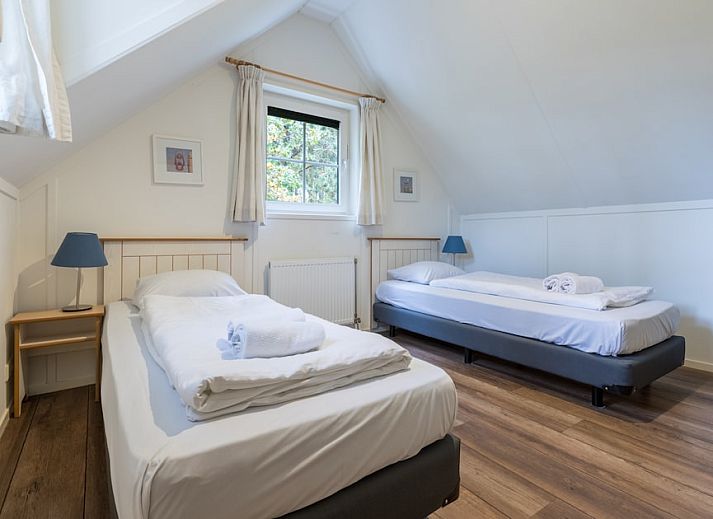 Bungalow T6B in De Koog, Texel, umgeben von gruener Natur und Herbstfarben, ideal fuer einen erholsamen Urlaub auf den Watteninseln.