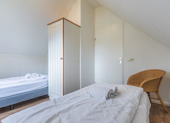 Bungalow T6B in De Koog, Texel, umgeben von gruener Natur und Herbstfarben, ideal fuer einen erholsamen Urlaub auf den Watteninseln.