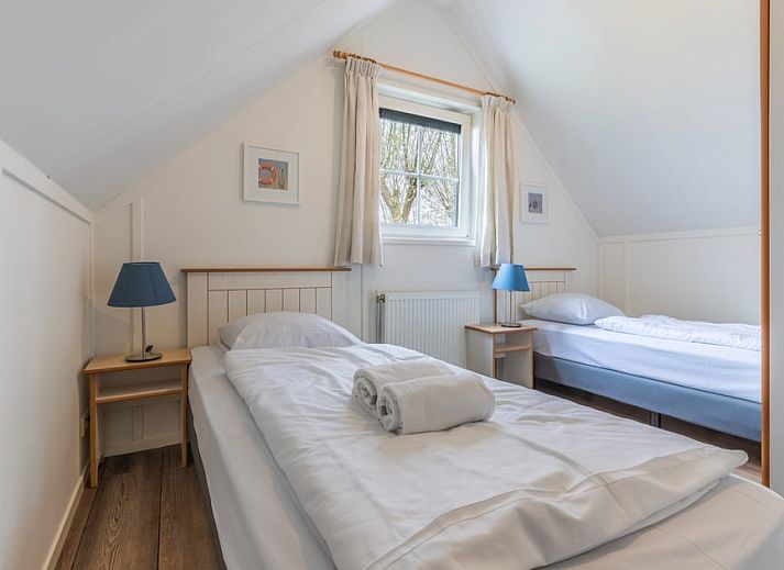 Bungalow T6B in De Koog, Texel mit Reetdach und Terrasse, umgeben von Natur auf den Watteninseln.