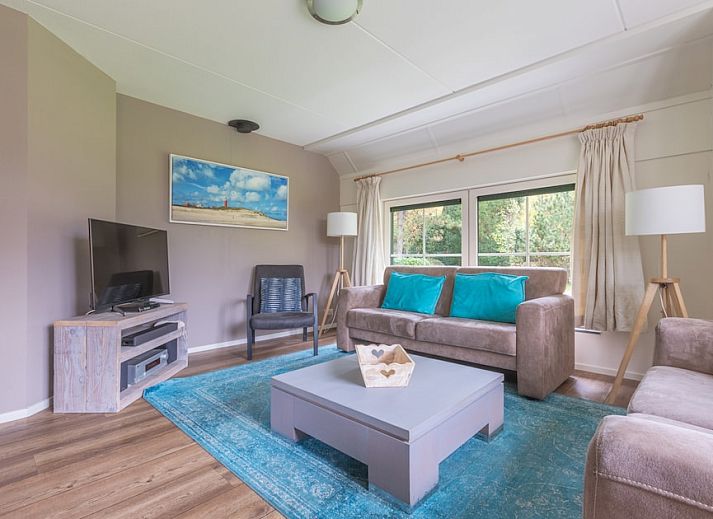 Bungalow T6B in De Koog, Texel mit Reetdach und Terrasse, umgeben von Natur auf den Watteninseln.