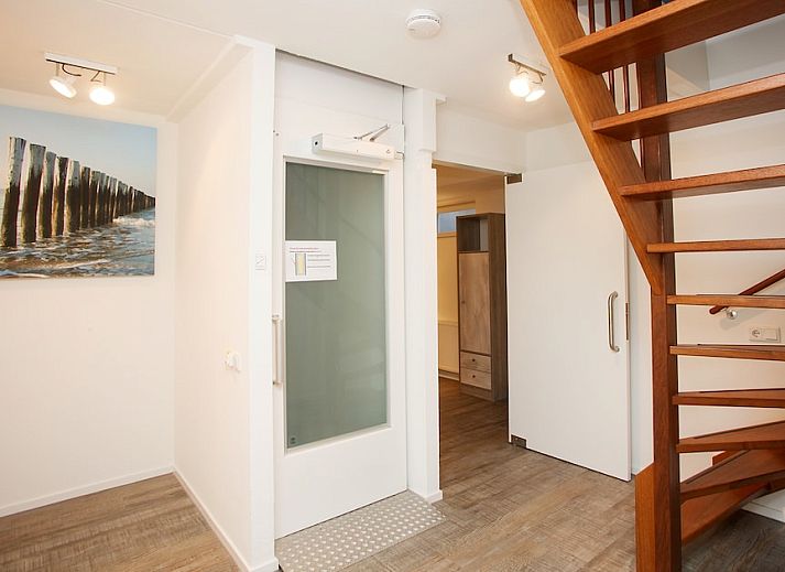 Gemuetliches Wohnzimmer im Bungalow T6AM Comfort, De Koog, Texel, mit bequemer Sitzecke und Gartenblick.