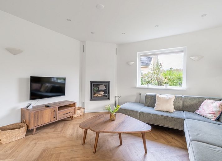 Stappeland 197, een charmant vakantiehuis in De Koog, Texel, met een uitnodigende gevel en ruime tuin.