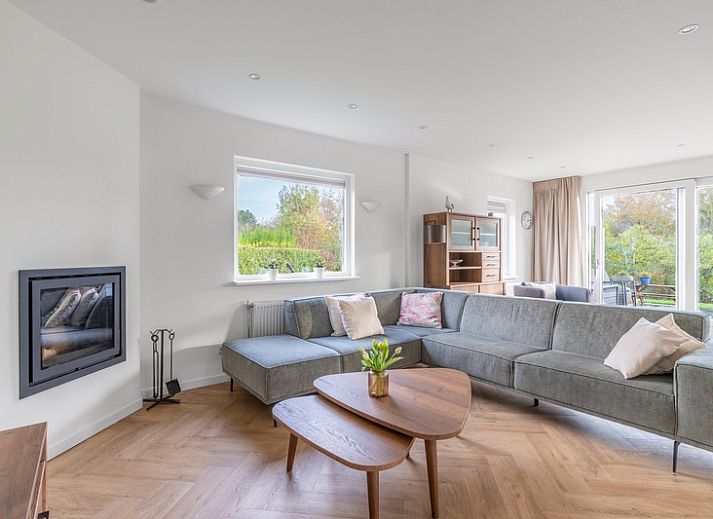 Stappeland 197, een charmant vakantiehuis in De Koog, Texel, met een uitnodigende gevel en ruime tuin.