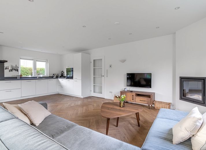 Stappeland 197, een charmant vakantiehuis in De Koog, Texel, met een uitnodigende gevel en ruime tuin.