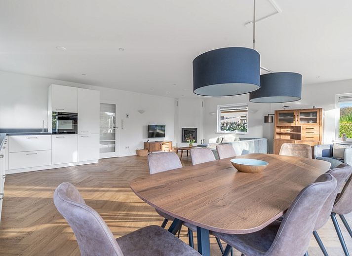 Stappeland 197 in De Koog, Texel, vakantiehuis met zonnige buitenruimte en moderne architectuur.