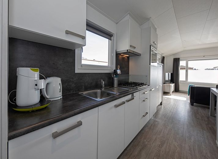 Chaletpark Bregkoog - Chalet Bregkoog 12, De Koog, Texel. Zonovergoten terras bij vakantieaccommodatie op Waddeneilanden.