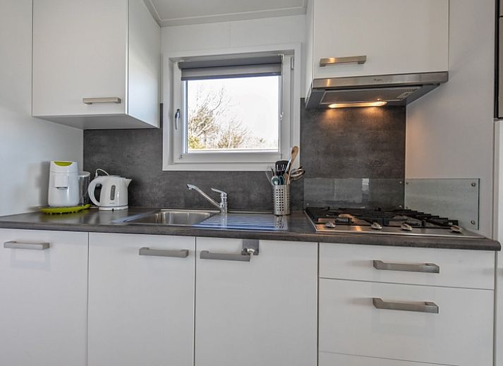 Chaletpark Bregkoog - Chalet Bregkoog 12, De Koog, Texel. Zonovergoten terras bij vakantieaccommodatie op Waddeneilanden.