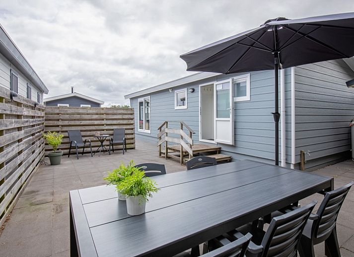 Chaletpark Bregkoog - Chalet Bregkoog 12, De Koog, Texel. Gezellige woonkamer met stijlvolle inrichting in vakantiehuis.