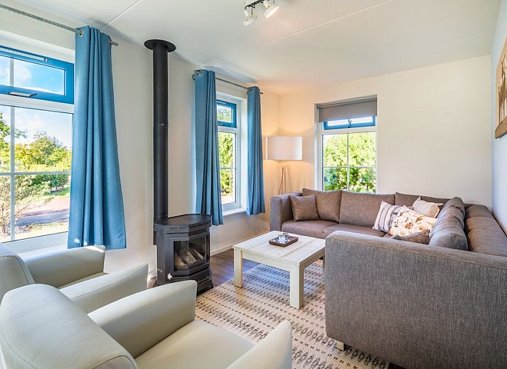 T6A Comfort bungalow in De Koog, Texel met zonnig terras en ligstoelen in groene omgeving.