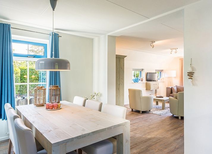 T6A Comfort bungalow in De Koog, Texel met zonnig terras en ligstoelen in groene omgeving.