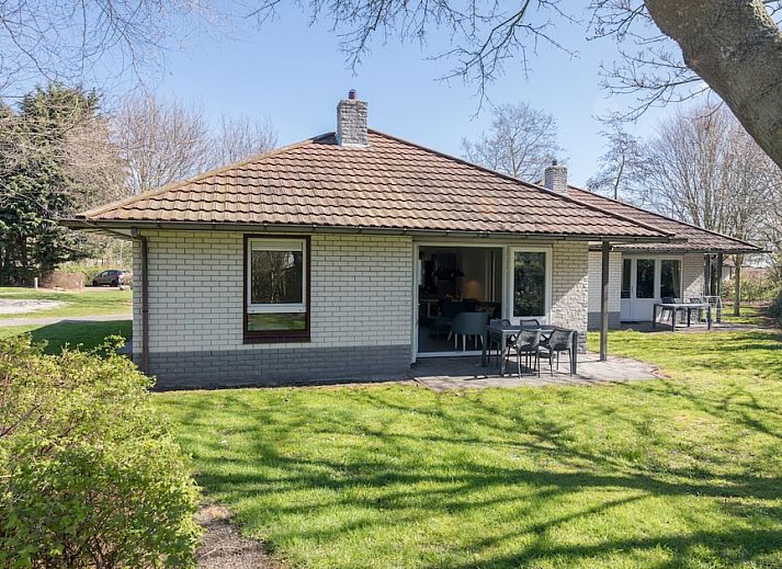 T4 Komfort-Bungalow in De Koog, Texel mit sonniger Terrasse und gruenem Garten im Wattenmeer.