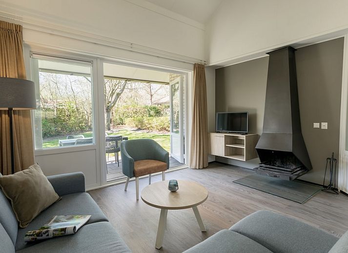 T4 Komfort-Bungalow in De Koog, Texel mit sonniger Terrasse und gruenem Garten im Wattenmeer.