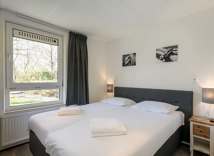 T4 Komfort-Bungalow in De Koog, Texel mit sonniger Terrasse und gruenem Garten im Wattenmeer.