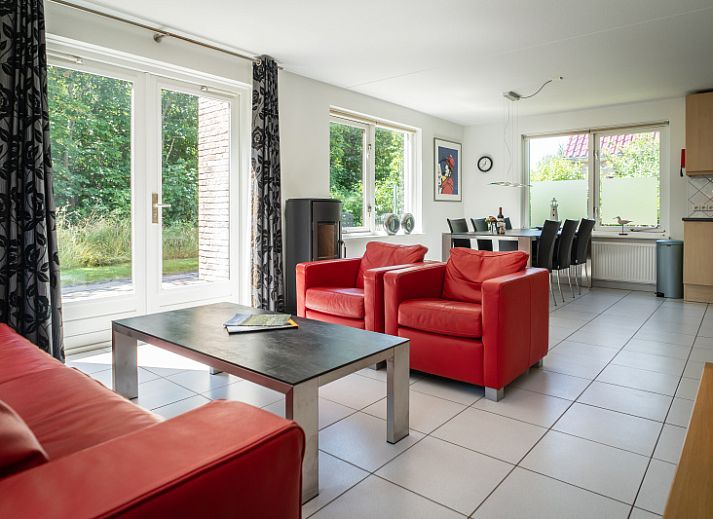 Ruime woonkamer van Villa 4 personen in De Koog Texel, met veel natuurlijk licht en uitzicht op de tuin.
