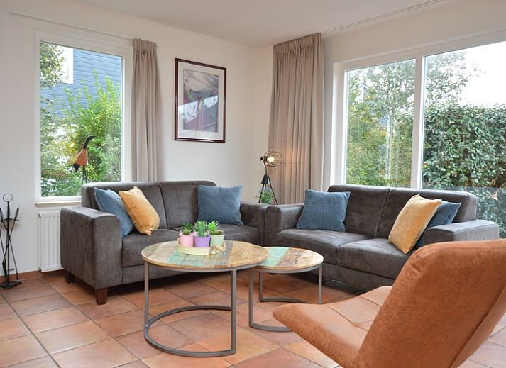 Vakantiehuis Stappeland 169 in De Koog, Texel met zonnige buitenkant en groene omgeving.