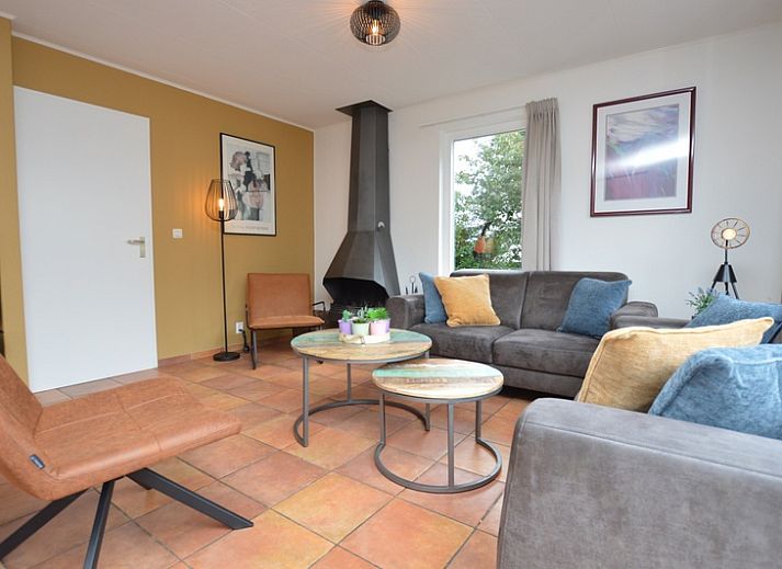 Vakantiehuis Stappeland 169 in De Koog, Texel met zonnige buitenkant en groene omgeving.