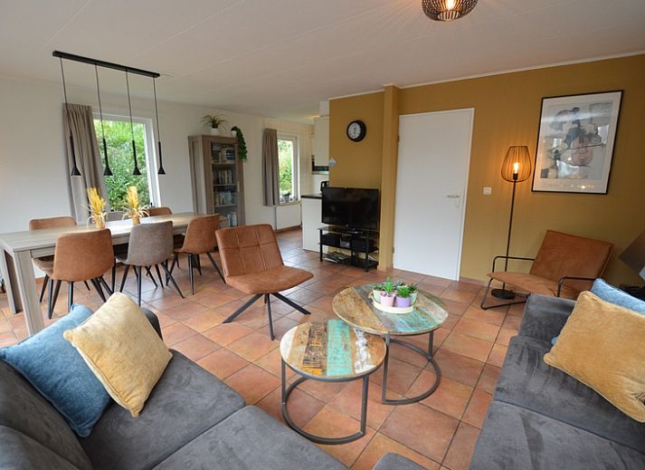 Vakantiehuis Stappeland 169 in De Koog, Texel met zonnige buitenkant en groene omgeving.