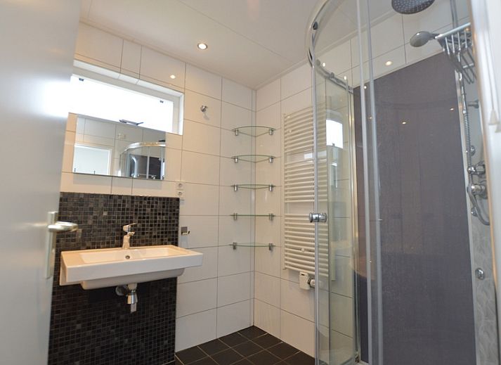 Gezellige woonkamer in Vakantiehuis Stappeland 169, De Koog, Texel met comfortabele banken.