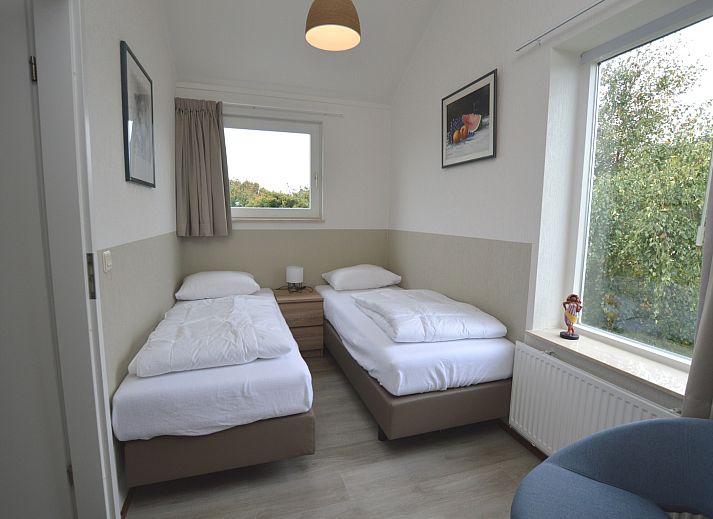 Moderne zithoek met open haard in Vakantiehuis Stappeland 169, De Koog, Texel.