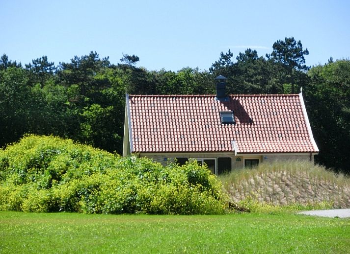 Vakantiehuis De Eik in De Koog Texel met charmante gevel en terras in de natuur.