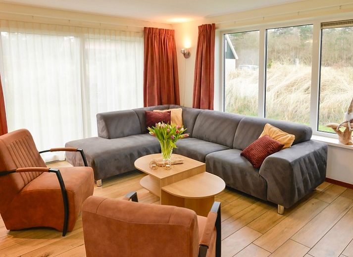 Vakantiehuis De Eik in De Koog Texel met charmante gevel en terras in de natuur.