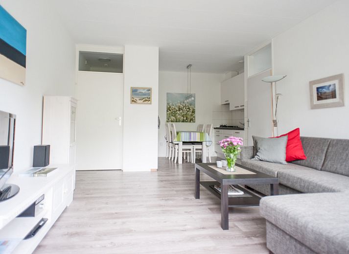 't Kerckeland - Appartement Kerckeland 92 in De Koog, Texel bietet ein helles Wohnzimmer mit Blick ins Gruene, ideal zum Entspannen.