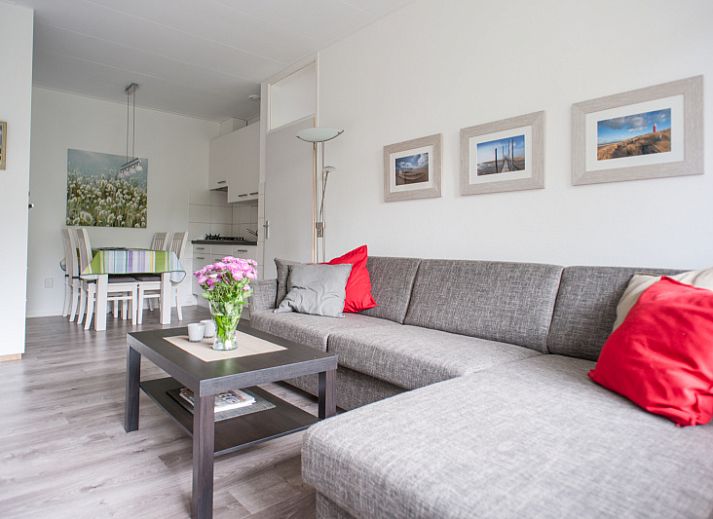 't Kerckeland - Appartement Kerckeland 92 in De Koog, Texel bietet ein helles Wohnzimmer mit Blick ins Gruene, ideal zum Entspannen.