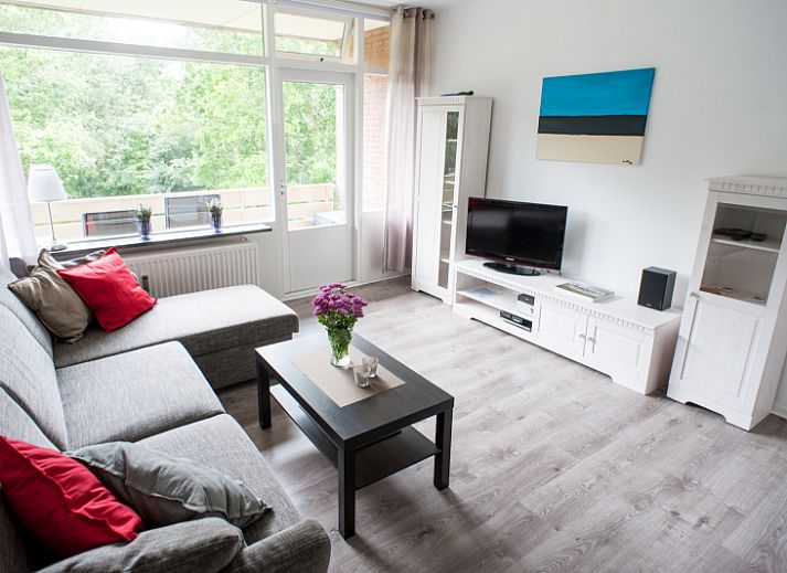 't Kerckeland - Appartement Kerckeland 92 in De Koog, Texel bietet ein helles Wohnzimmer mit Blick ins Gruene, ideal zum Entspannen.