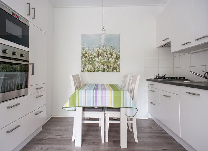 't Kerckeland - Appartement Kerckeland 92 in De Koog, Texel bietet ein helles Wohnzimmer mit Blick ins Gruene, ideal zum Entspannen.