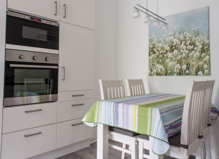 Stilvolles Wohnzimmer in 't Kerckeland - Appartement Kerckeland 92 in De Koog, Texel, mit komfortabler Sitzecke und moderner Moeblierung.