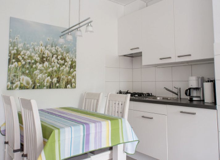 Stilvolles Wohnzimmer in 't Kerckeland - Appartement Kerckeland 92 in De Koog, Texel, mit komfortabler Sitzecke und moderner Moeblierung.