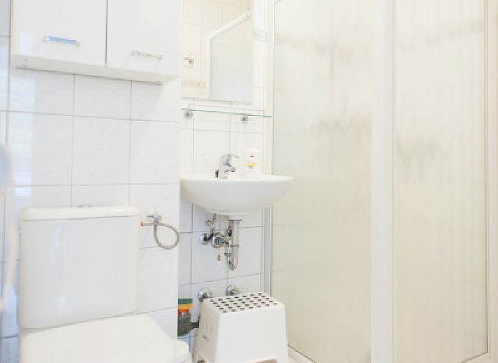 Stilvolles Wohnzimmer in 't Kerckeland - Appartement Kerckeland 92 in De Koog, Texel, mit komfortabler Sitzecke und moderner Moeblierung.