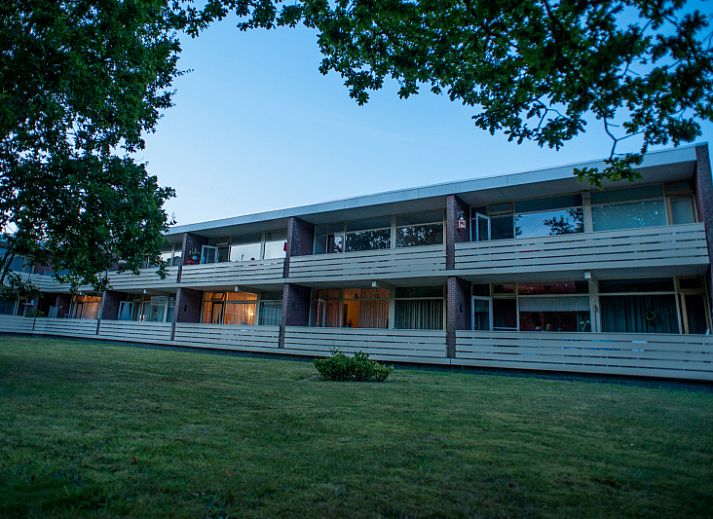 Stilvolles Wohnzimmer in 't Kerckeland - Appartement Kerckeland 92 in De Koog, Texel, mit komfortabler Sitzecke und moderner Moeblierung.