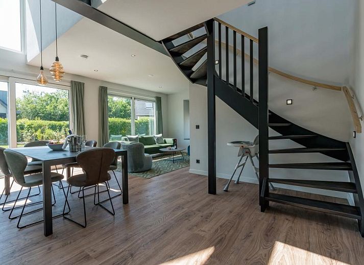 Vakantiehuis 39 - 16B Wulp - BLV in De Koog, Texel met zonnig terras en groene omgeving.