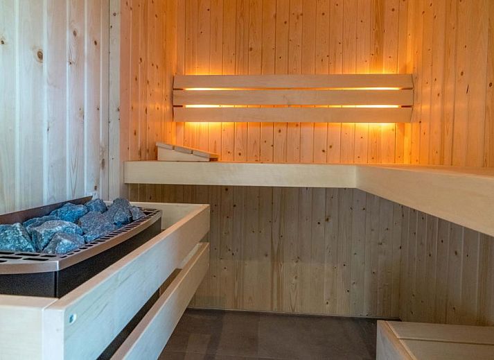 Uitzicht op de tuin van vakantiehuis 39 - 16B Wulp - BLV in De Koog, Texel met buitenmeubilair.