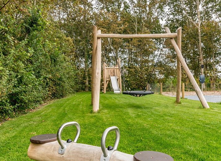 Uitzicht op de tuin van vakantiehuis 39 - 16B Wulp - BLV in De Koog, Texel met buitenmeubilair.