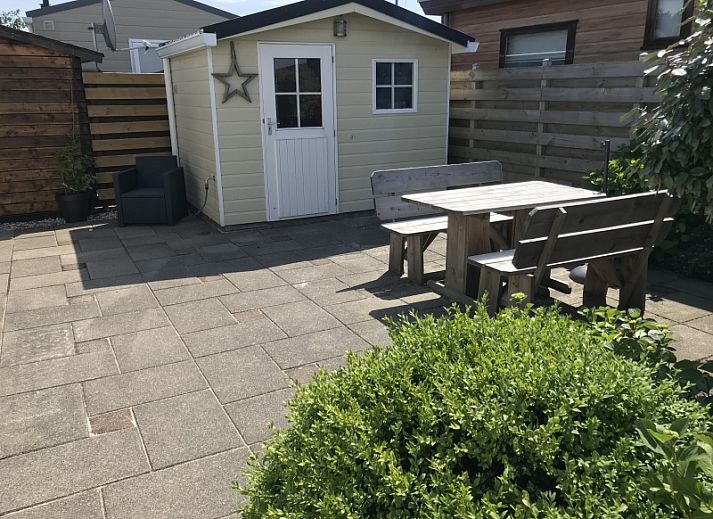 Lichte woonkamer van Chalet Bregkoog 255, De Koog, Texel met comfortabele bank.