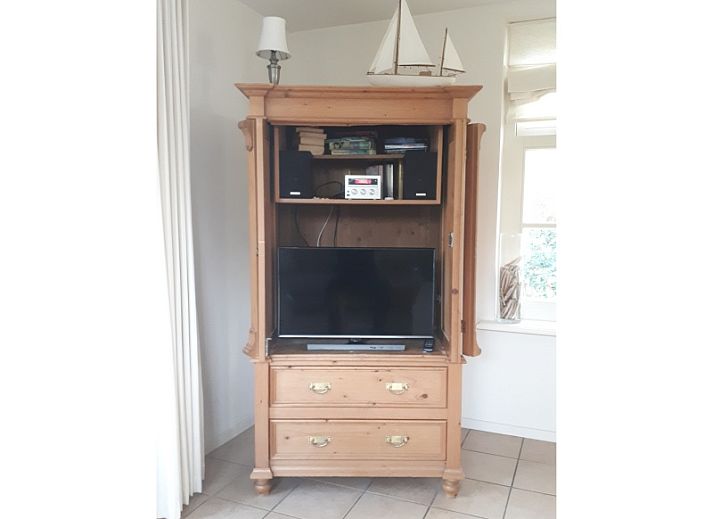 Ruime eetkamer in vakantiehuis Pauwenhof Texel met grote ramen en natuurlijk licht.