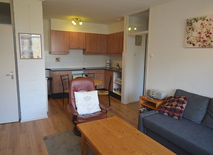 Gezellige woonkamer in Appartement Kerckeland 50, De Koog, Texel met comfortabele zithoek en uitzicht op de natuur.